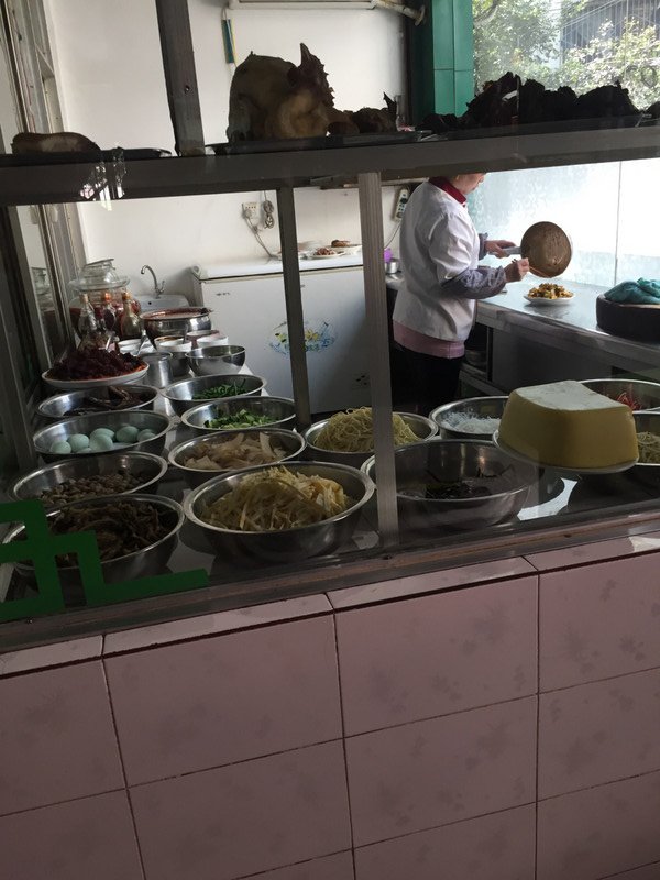 Die Küche des Restaurants in Dujingyan