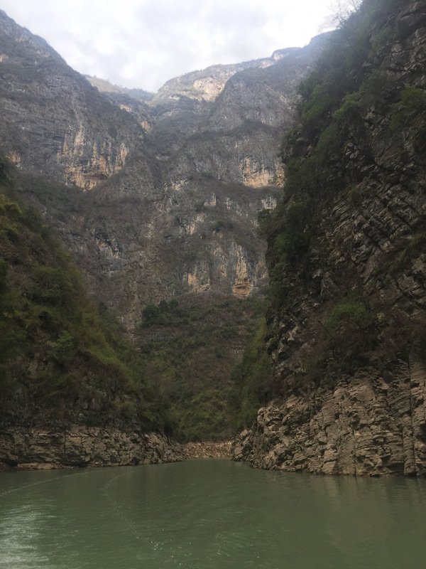 Auf einem (hochgestauten) Seitenarm des Yangtse Flusses