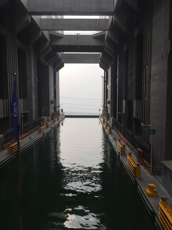 Einfahrt in das Schiffshebewerk links vom (2,3 kn langen) 3-Schluchten-Staudamm 