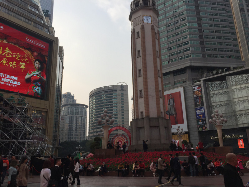 Fussgängerzone im neuen Chongqing, mit der Säule zur Erinnerung an die Gefallenen in der Zeit der Republik