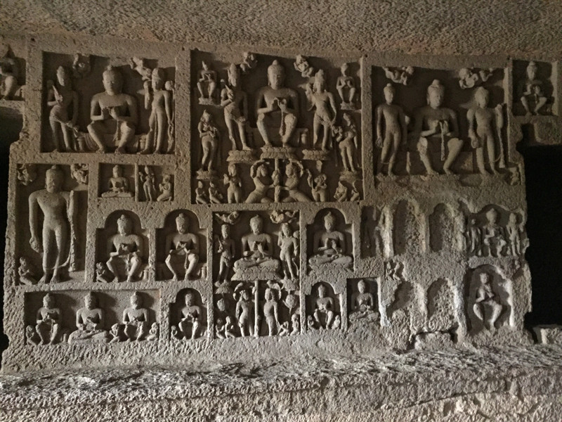Budfha-Darstellungen im Höhlenkloster bei Mumbai (10.-11. Jhdt) 