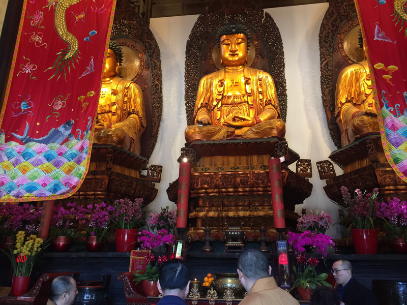 Die 3 Buddhas im Jade-Buddha-Tempel  in Shanghai (Die Jade-Buddgas dürfte man nicht fotografieren)