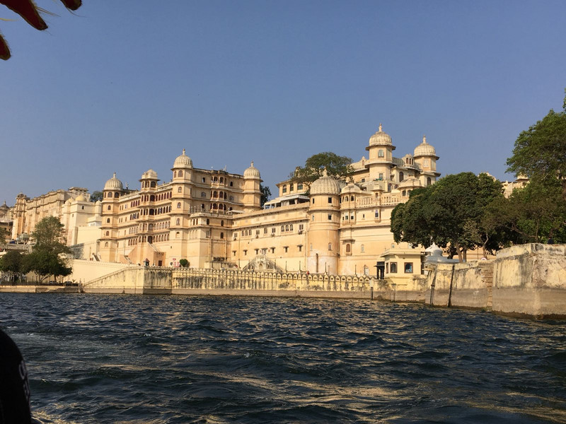 Stadtschloss des Maharana von Udaipur am Ufer des Pichola/Sees