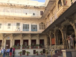 Vorderer Innenhof im Stadtschloss von Udaipur 