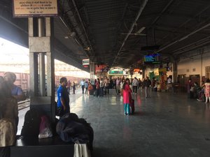 Warten auf den Zug in Agra