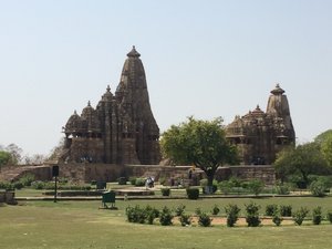2 Tempel in Khajuraho, errichtet 950-1050 n. Chr. 