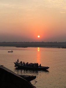 Sonnenaufgang über dem Ganges in Varanasi