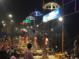 Abendzeremonie am Ganges in Varanasi