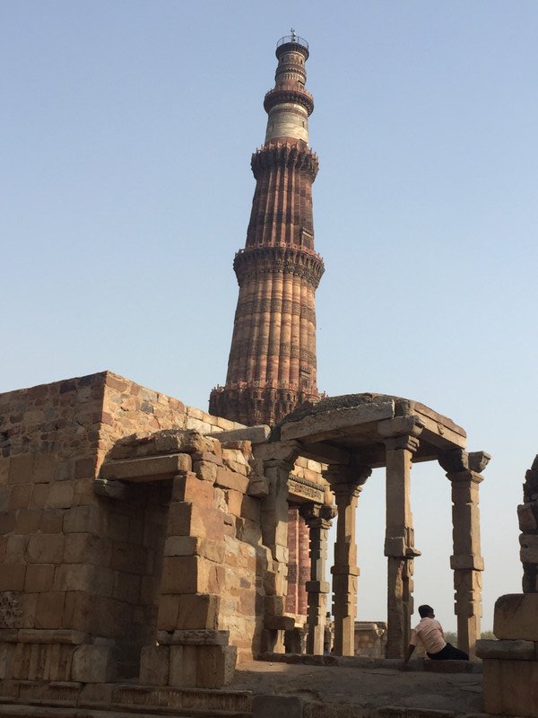 Qutab Minar mit Ueberresten der ersten Moschee in Delhi
