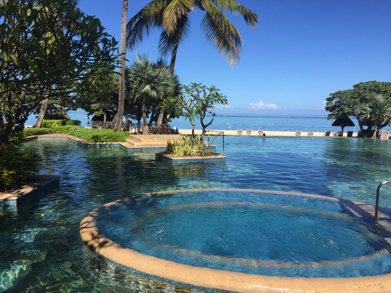Pool und Meer in La Pirogue, Mauritius 