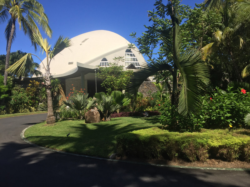 Das Hauptgebäude mit Restaurant, Réception, Seminarräumen und Arztzimmer in La Pirogue, Mauritius 