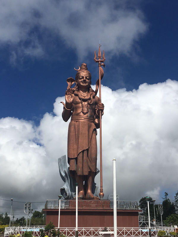 Statue des Gottes Shiwa, total 30 m hoch, erst 2 Jahre alt