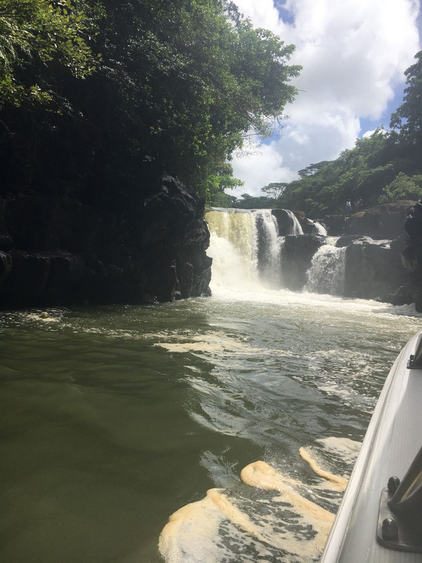 Wasserfall des Grand River East auf Mauritius - man kann mit dem Boot vom Meer bis zum Wasserfall fahren