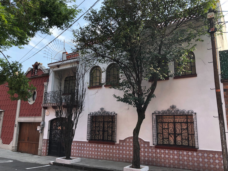 Walking around Villa Coyoacan, Frida's neighborhood