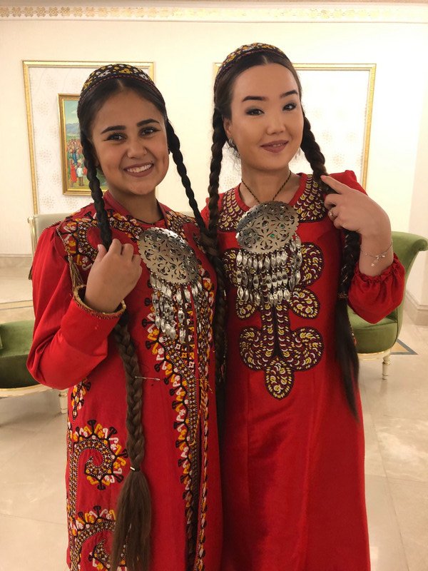 beautiful Turkmenistan dancers