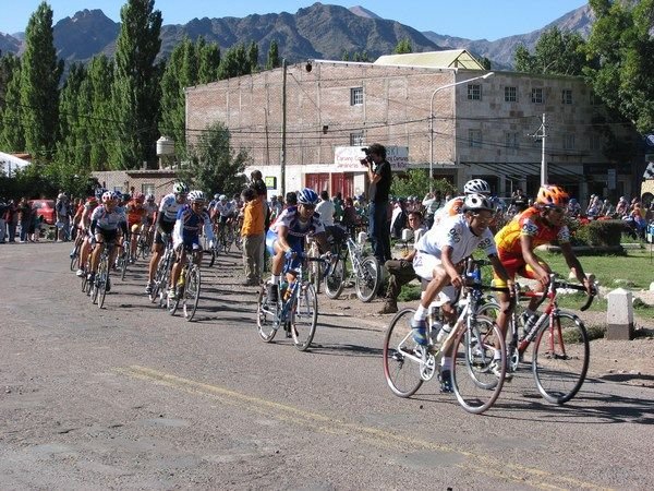 Mendoza cycle race passing through Uspallata