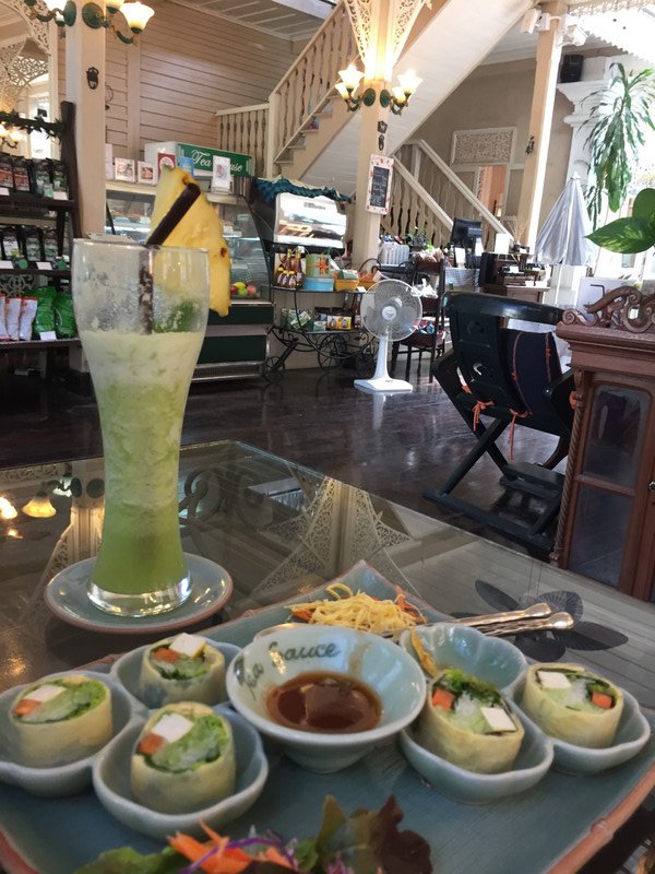 Lunch and a ‘hurricane ‘ at Raming Tea House .
