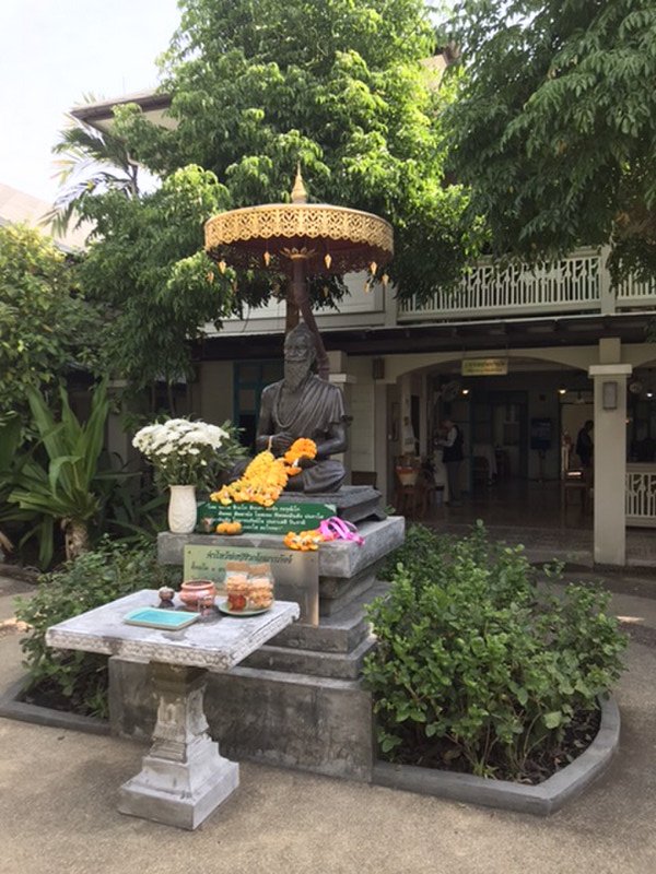 Chiangmai roadside shrine 
