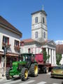 Tyypillistä kyläkeskustaliikennettä, traktori Pontailler-sur-Saonen pääkadulla