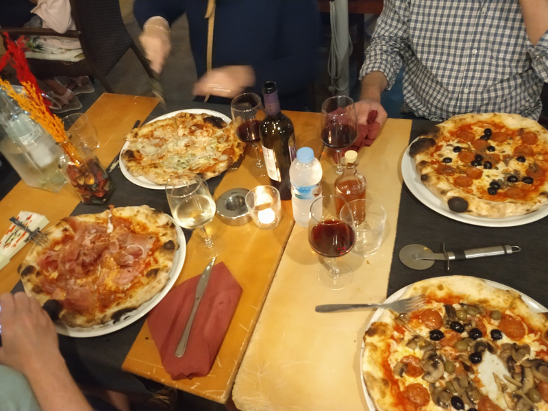 100 Pizza Social Club - pizzas