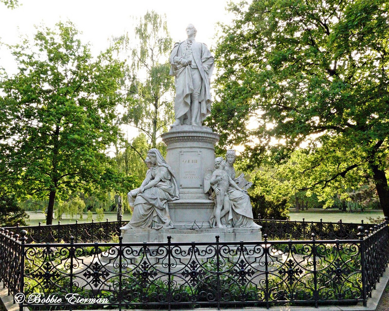  Goethe Statue