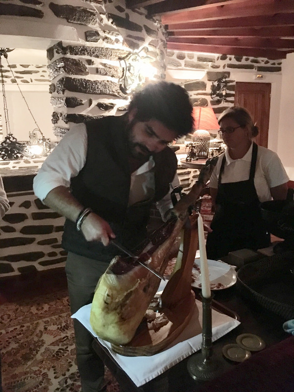Pedro carving the jambon 