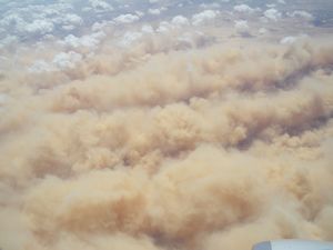 Torementa de arena sobre el desierto de Arabia Saudita