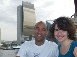 Con Anna dando un paseo en Abra por la ensenada de Dubai