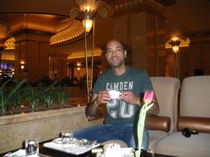 Tomando un café con copos de oro en el Hotel Emirates Palace