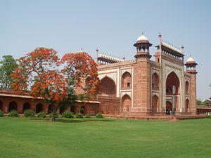 Una de las puertas de entrada del Taj Mahal