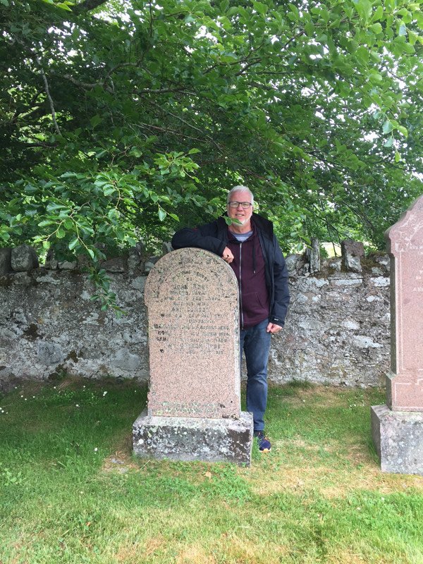 Peter at the grave of John Rose and Ann Gordon - his great great great great grandparents. 