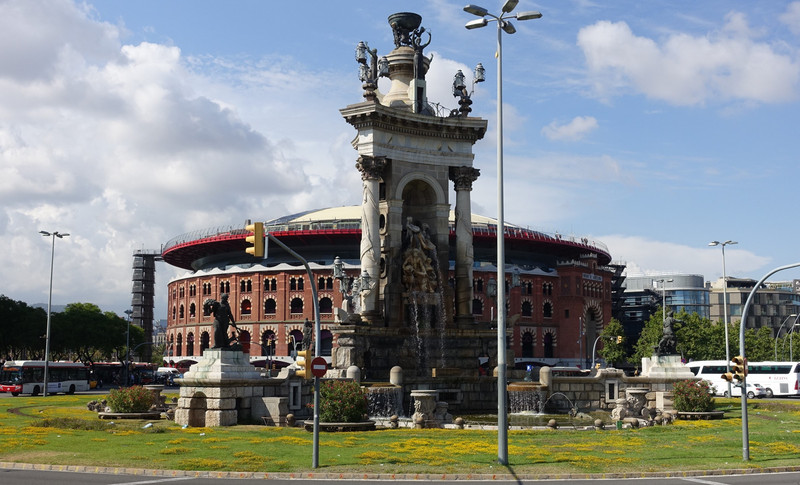 Les Arenas in the background with Placa Espanya