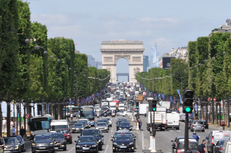 Arc de Triomphe de l’Etoile at the head of the Avenue des Champs-Élysées