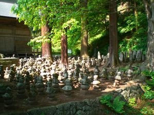 many stone statues of Jizo 