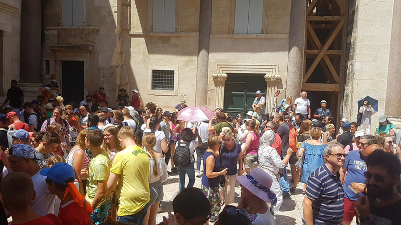 Crowds in the peristyle of the palace