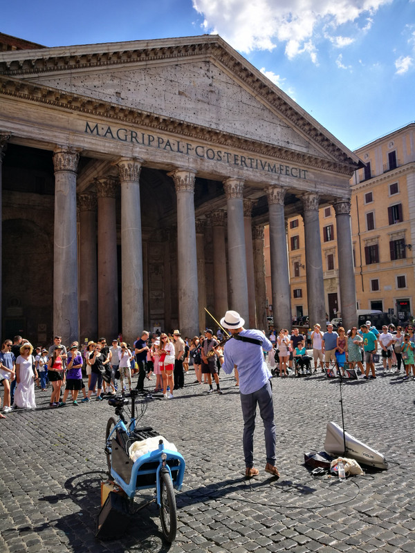 The music man at the Pantheon