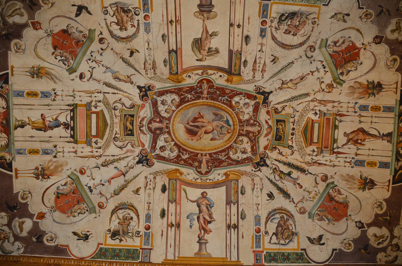 Amazing artwork on the ceiling if the Uffizi
