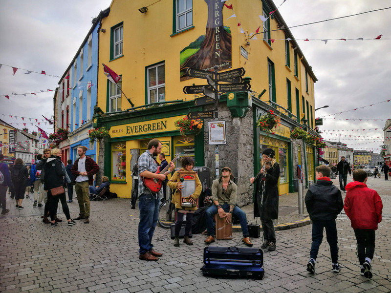 Irish bands playing on the streets 