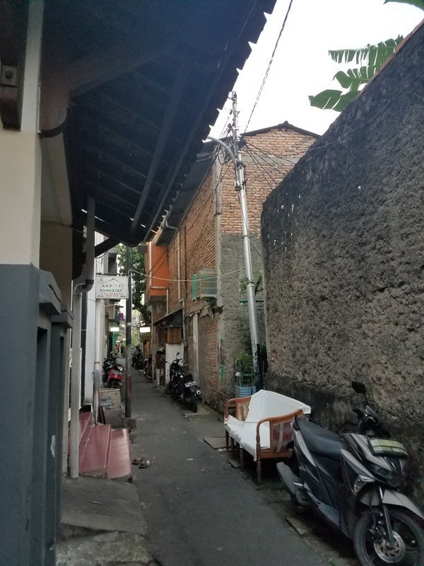 One of the many many alleys in Jakarta