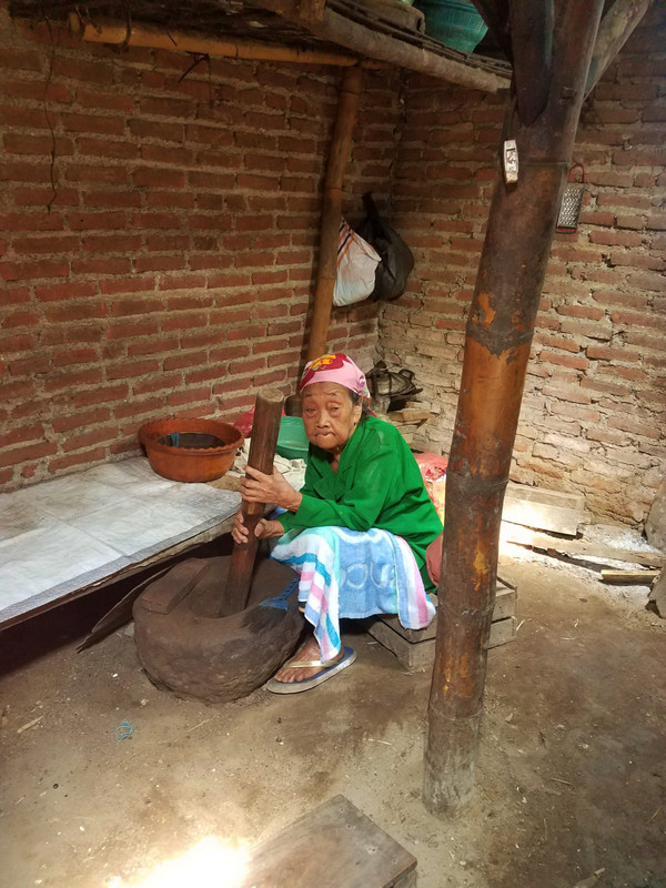 The oldest lady in the village (96 years?), making traditional coffee