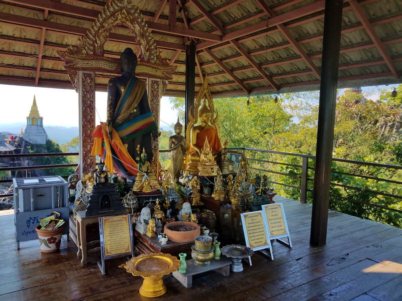 Wat Phabatpuphadang