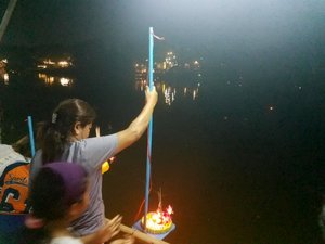 Device to help get your krathong safely in the river