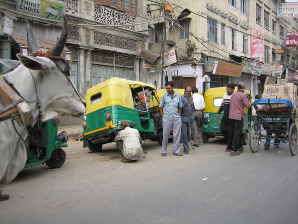 A couple of running repairs to the autorickshaw