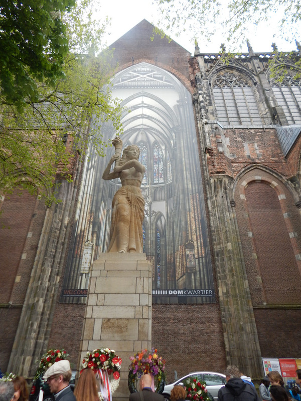 Domkerk statue