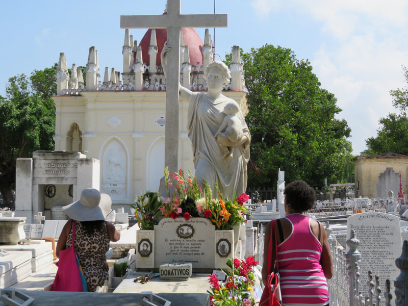 La Milagrosa Grave & Those Seeking Her Help