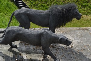 Lion sculptues, Tower