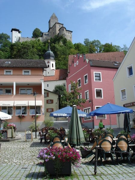 Coffee Stop in Kipfenberg market square with view of Burg Kipfenberg