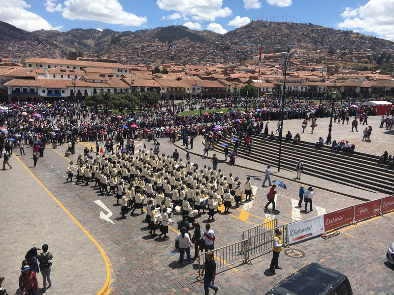mani square Cusco - with band
