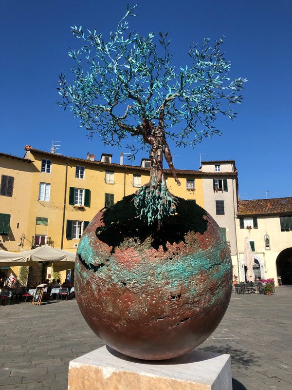 Art in main piazza Lucca