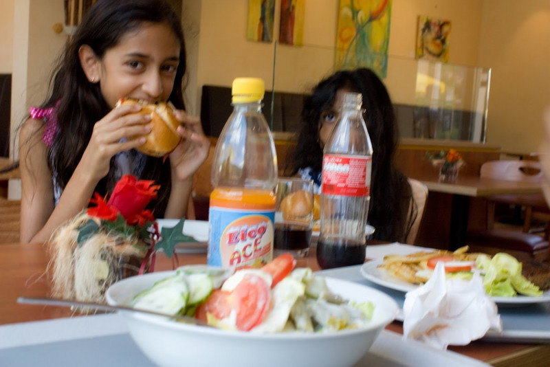 For the girls I ordered “Eine Klien Bratwurst mitt ketchup”